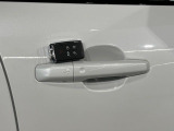 キーのボタンを押したり、キーをドアロックに挿入したりすることなく、車両に乗ることができます。これによりキーを見つけるためにポケットやバッグを探したり、アンロックボタンを押したりする必要が無くなります。