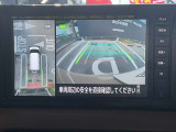 アラウンドビューモニターです。4つのカメラからの映像を合成・処理することで空から見下ろすような視点で周囲を確認でき、駐車時のクルマの位置確認がスムーズになります。