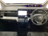 車内は光触媒抗菌消臭施工済です。インパネ周りはスタイリッシュなデザインで機能や装備も充実しています。グローブボックスやカップホルダーのほかにトレーなどたくさんの収納スペースが付いています。