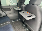 格納式のシートバックテーブル付きです。便利ですよ!