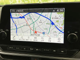 運転席からでも見やすい大型ディスプレイが、快適なドライブをサポート。地図表示やオーディオ操作もスムーズに行えます。目的地設定も簡単で、道に迷う心配もありません。