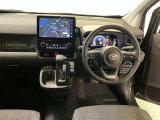 運転席周りのレイアウトをご覧ください。ナビゲーションが綺麗に装着されすっきり収まってますね!