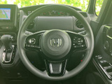 握りやすいステアリングで、運転操作を快適にサポート。ステアリング周りには便利な操作スイッチも配置され、運転に集中できます。
