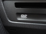 CD/DVD再生プレーヤーとフルセグTVチューナーを装備しています。また、USB端子も備えています。