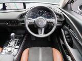 左右対称なレイアウトと水平基調の造形によってクルマとの一体感が強調され、運転への意識が自然と高まっていく、心地よい空間となっています。