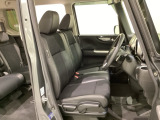 女性でも運転がしやすいように、シートの高さ調整機能(シートリフター)がついています。運転席と助手席の間が空いている為、助手席側への移動がスムーズです。交通量の多い道でも助手席側から乗り降りができます。