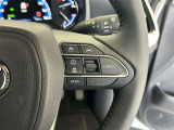 前方の車との車間を設定し、スピードを上げたり緩めたりを自動で行ってくれる追尾式の「レーダークルーズ」。上級装備の一つです!高級車にしかつかない嬉しい機能です。