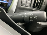 操作しやすい位置に配置されたウインカーレバーで、スムーズな車線変更をサポート。シンプルな操作性で、運転に集中できます。安全運転をサポートします。