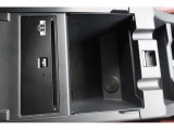 ディーラーオプションのCD/DVDデッキを装備しております。