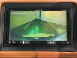 リバースギアに入れるだけで後方の表示へ切り替わります。夜間や雨の日の駐車も楽になりますよ。
