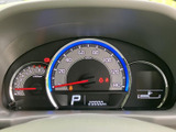 視認性の高いメーター類が、運転に必要な情報を的確に伝えます。落ち着いたデザインが、運転に集中できる空間を演出します。