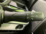 操作しやすいウインカーレバーで、安全な車線変更をサポートします。確実な操作感で、周囲への意思表示を的確に行えます。