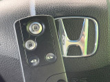 【Hondaスマートキー】カバンやポケットに入れたままでもドアの施錠・解錠が可能なスマートキーを装備。エンジンのオン・オフ時もカギを取り出す必要が無いからとっても便利です♪