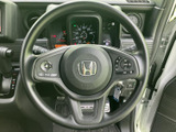 握りやすいステアリングは、運転時の負担を軽減。操作性にも優れ、快適なドライビングをサポートします。