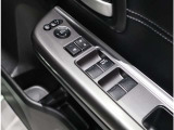 ドア内側、手の届きやすい位置にドアガラスの開閉スイッチ(パワーウインドウ)があります。運転席にはいたずら防止のためのロック付!