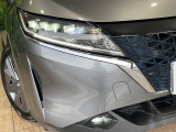 【LEDヘッドライト】悪天候や夜間走行時も良好な視界を確保し安心して運転できる高輝度LEDヘッドライトを装備!点灯速度が早く、消費電力も抑えられています。