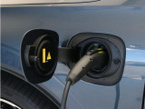 専用コードを接続するだけで簡単に充電が行えます。プラグインハイブリッドモデルRecharge T6 AWD PHEVは、走行中の充電のほか、自宅などに設置された充電機器からの充電が可能です。