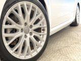 ●純正18インチアルミホイール:輸入車ならではの卓越した走りを支えるホイールと足回りです!日本車の走りに慣れている方にもぜひ体感して頂きたいほど、高いレベルでまとまっています!