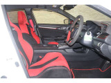 専用設計のHonda TYPE Rシートは、胸郭や大腿部をサポートするワイヤを設け、大きな「面」を作り出すことで高速旋回時の横Gや制動時の前Gからドライバーを効果的にサポートします。
