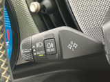 操作しやすいウインカーレバーで、安全な車線変更をサポートします。直感的な操作感で、運転に集中できます。
