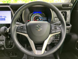 握りやすいステアリングは、運転操作をスムーズにします。オーディオや通話の操作もステアリングから可能で、安全運転をサポートします。