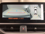 バックカメラの他に上から見下ろしたような画像が見れるアラウンド(全方位)モニター。前後左右を把握できる、すごい機能が装備されています!