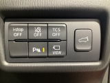 運転席脇のクラスタースイッチ部分にはカメラ切り替えスイッチ、パーキングセンサー、その他走行系スイッチを集中配置しております。