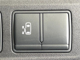 【パワースライドドア】スマートキーや運転席のスイッチでスライドドアの開閉が可能♪電動だから力を入れてドアを開ける必要が無く、小さいお子様でも、重い荷物を持っている時もラクに開け閉めできます♪