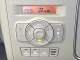 【オートエアコン】一度お好みの温度に設定すれば、車内の温度を検知し風量や温度を自動で調整。暑い&hellip;寒い&hellip;と何度もスイッチ操作をする必要はありません。快適な車内空間には必須の機能ですね♪