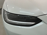 LEDヘッドライトは、点灯の瞬間から最大光量を発揮し、突然暗くなるトンネルなどでの安定感を高めます。