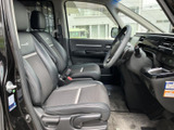 運転席からの視界は広く、計器類も見やすい配置。快適なドライビングサポートシステムが、安全な運転をサポートします。