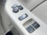 【電動格納ミラー】サイドミラーは電動格納式となっており、狭い駐車場でもキズがつくリスクを抑えられます。