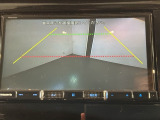 リバースギアに入れるだけで後方の表示へ切り替わります。夜間や雨の日の駐車も楽になりますよ。