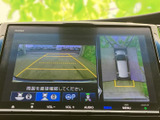 後方状況を安全確認できるモニター画面。駐車時や狭い道での運転をサポートし、より安全に運転できます。視認性の高いディスプレイです。