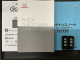 スマートキーは鍵をバッグに入れたままでもドアロックの開閉やエンジンのON・OFFができます。夜間や雨の日も鍵を探さなくて良いので便利です。
