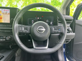 握りやすい形状のステアリングが、快適なドライビングをサポート。操作性にも優れ、運転の楽しさをさらに引き立てます。質感が良いのも魅力です。