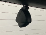 後方にもドライブレコーダーのカメラが付いています。前後両方でお車の周りを監視・記録いたします。