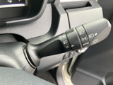 操作しやすいウインカーレバーは、安全確認をスムーズに行えます。直感的な操作感で、運転に集中できます。細部までこだわった設計です。