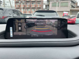 360&deg;ビューモニターでは、両サイドとフロント、バックカメラの合成で、あたかも上空から見下ろした様に周囲を確認して頂けます。駐車場だけでなく、T字路等でも活躍のアイテムです。