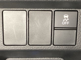 VSA装備車です。VSAはドライバーの操作と車の動きを見守っています。もし車の挙動が乱れたとき、4輪別々にブレーキをかけたり、エンジンパワーをしぼることによって車を安定させます。
