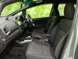 運転席からの視界は広く、周囲の状況を把握しやすい設計です。操作性にも優れ、快適なドライビングをサポートします。落ち着いた空間です。