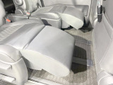 【オットマン付セカンドシート】足を延ばしてリラックスしたいときに便利なオットマン!ロングドライブや仮眠の際にもゆったり快適にお過ごしいただけます♪