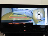 パノラミックビューモニター付きです。車両を上から見たような映像をディスプレイオーディオ画面に表示。運転席からの目視だけでは見にくい、車両周辺の状況をリアルタイムでしっかり確認できます。