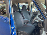 快適に運転できるドライブポジション!40mmも調整できる運転席シートリフターとシートスライドで、無理のない運転姿勢がとれます