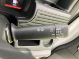 操作しやすい位置に配置されたウインカーレバーで、スムーズな車線変更をサポートします。安全運転に欠かせない機能です。