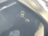 【ブラインドスポットインフォメーション】走行中、ドアミラーの死角になりやすい箇所に後続車が接近するとサイドミラー付近に警告を表示、ドライバーに注意喚起をしてくれます。