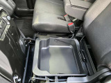 助手席シート下にはバッケットタイプの小物入れがあります。シューズや洗車道具など収納できます。