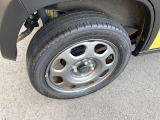タイヤ残り溝が1.6mmになる目安として「スリップサイン」が設けられています。この車はまだまだ残っておりますので、安心してお乗り頂けます!