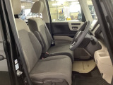 フィット感のあるシート。しっかりと支えてくれるので、長時間の運転を快適にサポートしてくれます。