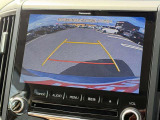 【バックモニター】後方の障害物や歩行者を確認できるバックモニター。狭い駐車場や混雑した場所でも安心して車を操作できます。